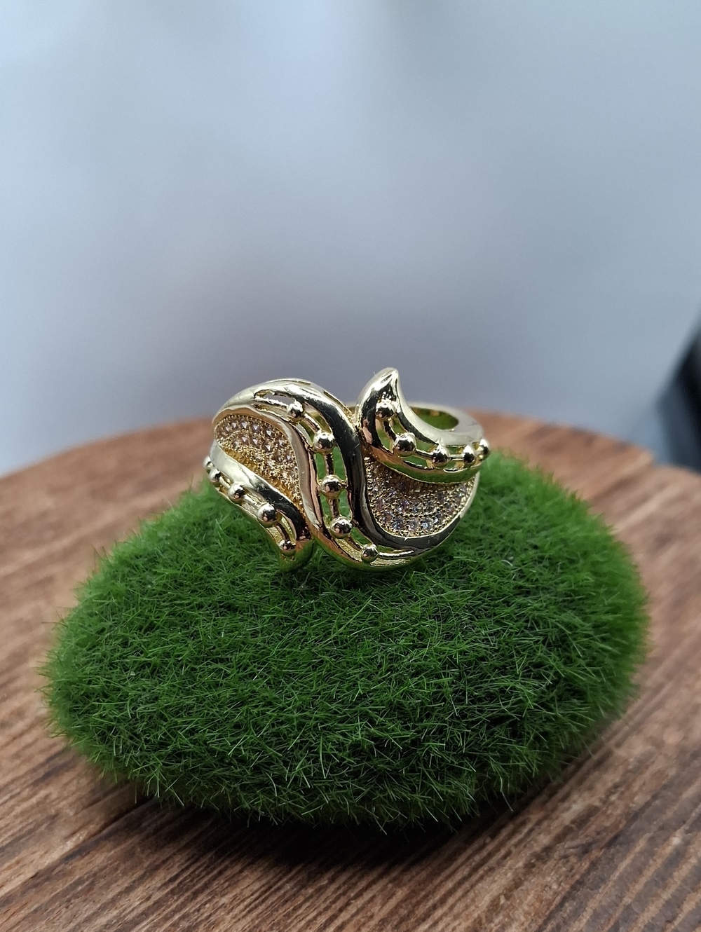 Gold Tone Swirl Statement Ring with Textured Sparkle Size 9 R828